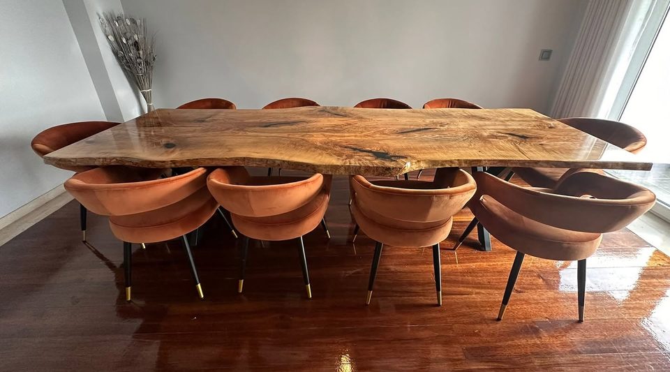 Mesa de borda natural em madeira maciça — outra vista