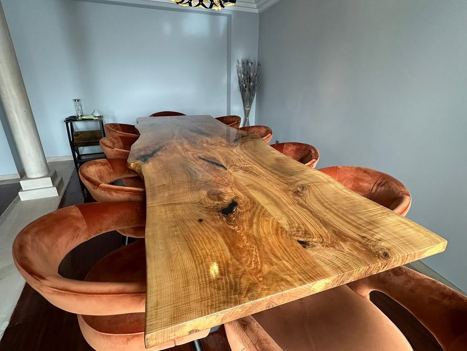 Mesa de borda natural em madeira maciça — outra vista