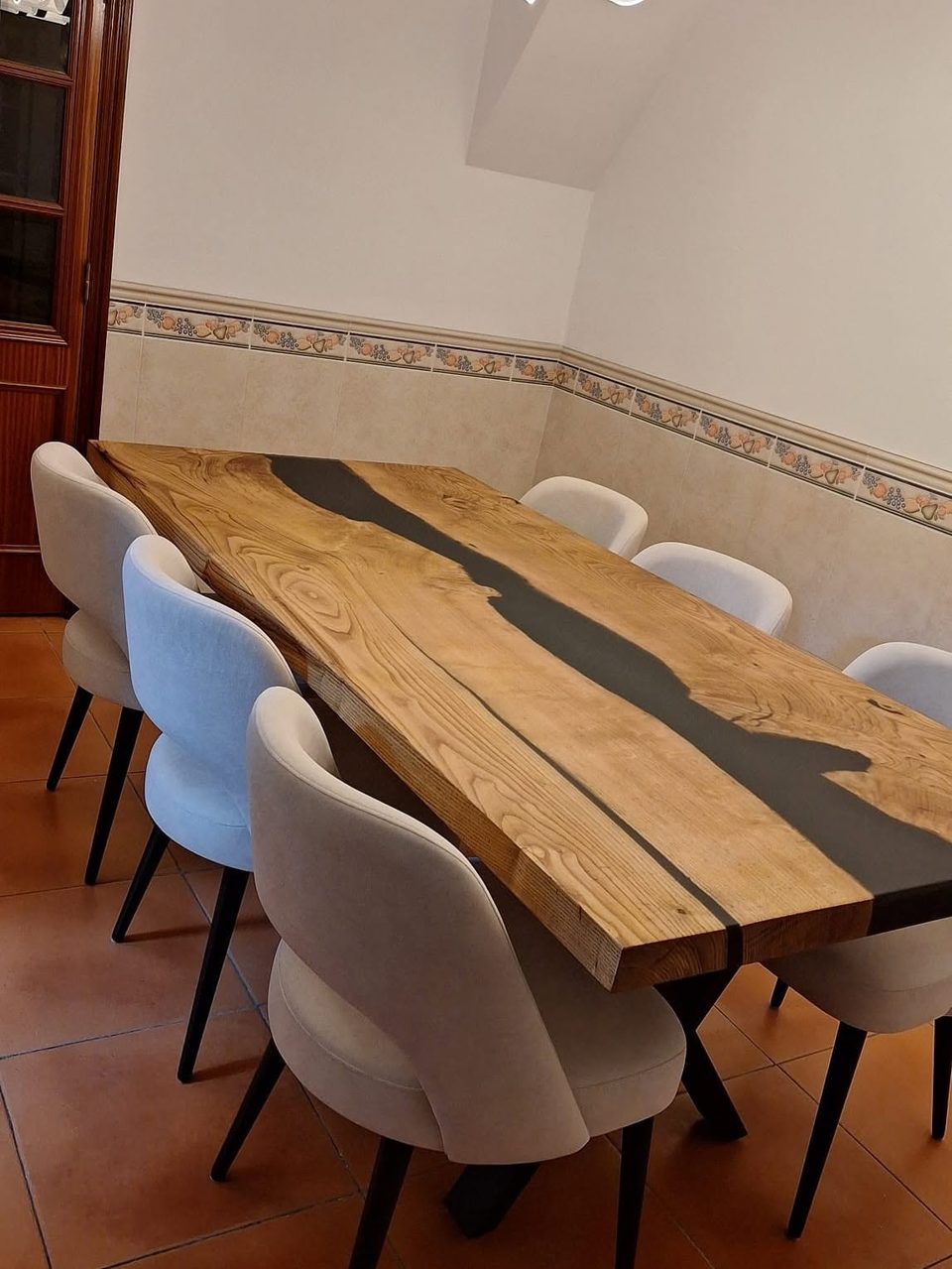 Mesa de borda natural com rio escuro — outra vista