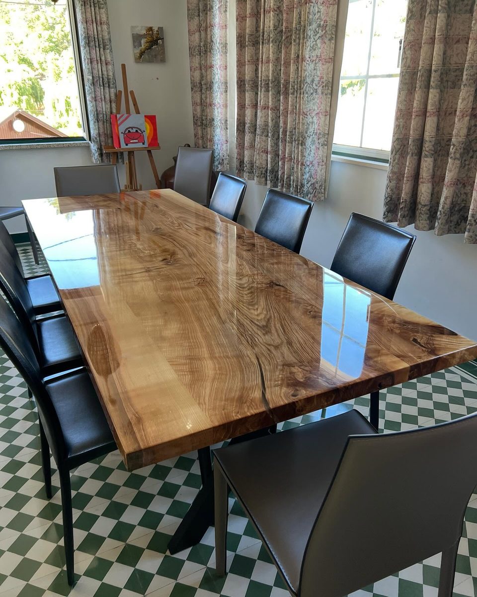 Mesa de jantar em madeira escura — outra vista