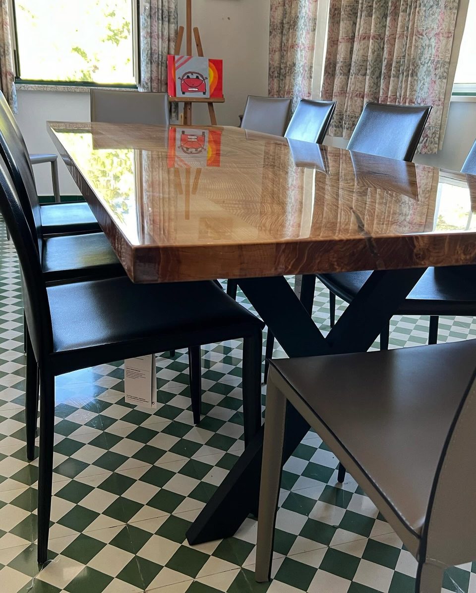 Mesa de jantar em madeira escura — outra vista
