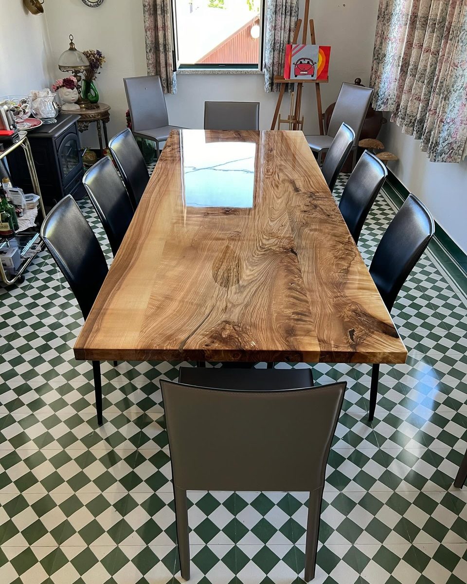 Mesa de jantar em madeira escura — outra vista