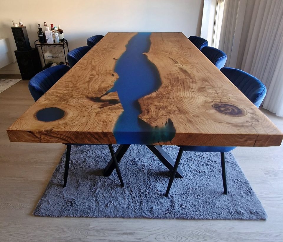 Mesa de jantar com rio azul