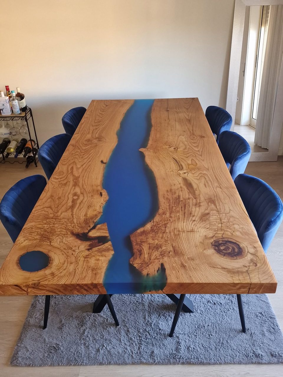 Mesa de jantar com rio azul — outra vista