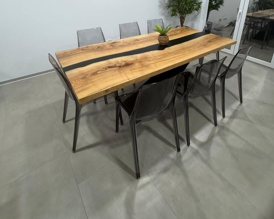 Mesa de rio escuro em madeira clara — outra vista