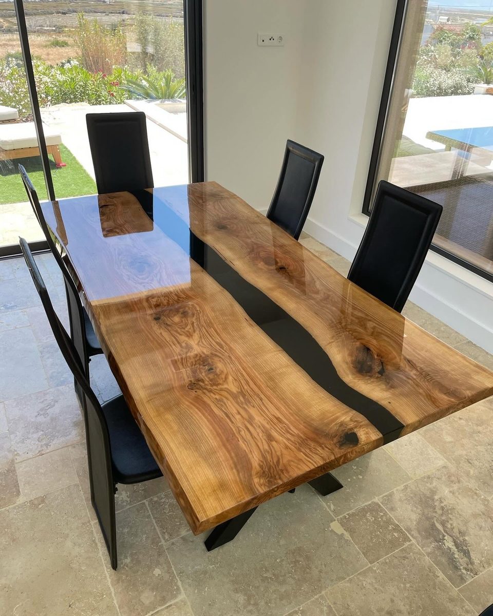 Mesa de rio escuro com tampo brilhante — outra vista