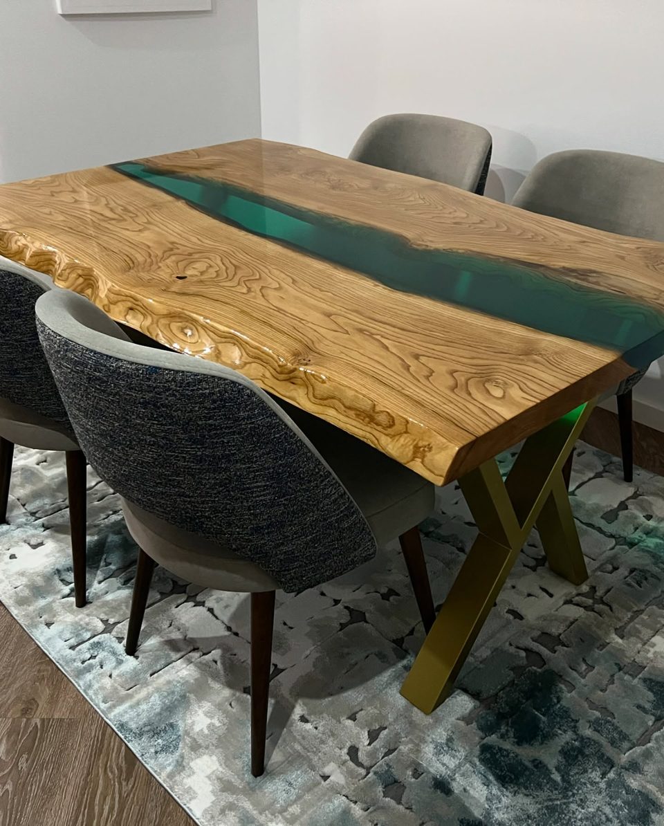 Mesa de jantar com rio esmeralda — outra vista