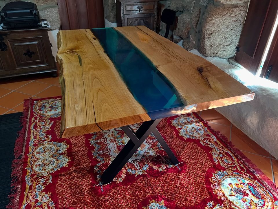 Mesa de jantar com rio turquesa iluminado — outra vista