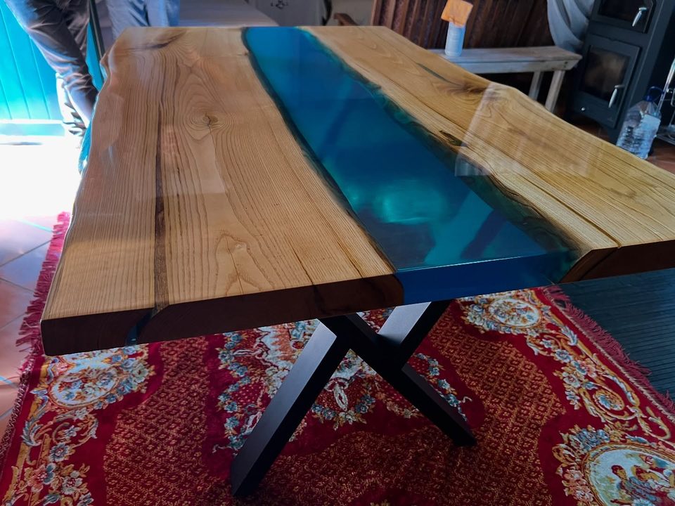Mesa de jantar com rio turquesa iluminado — outra vista