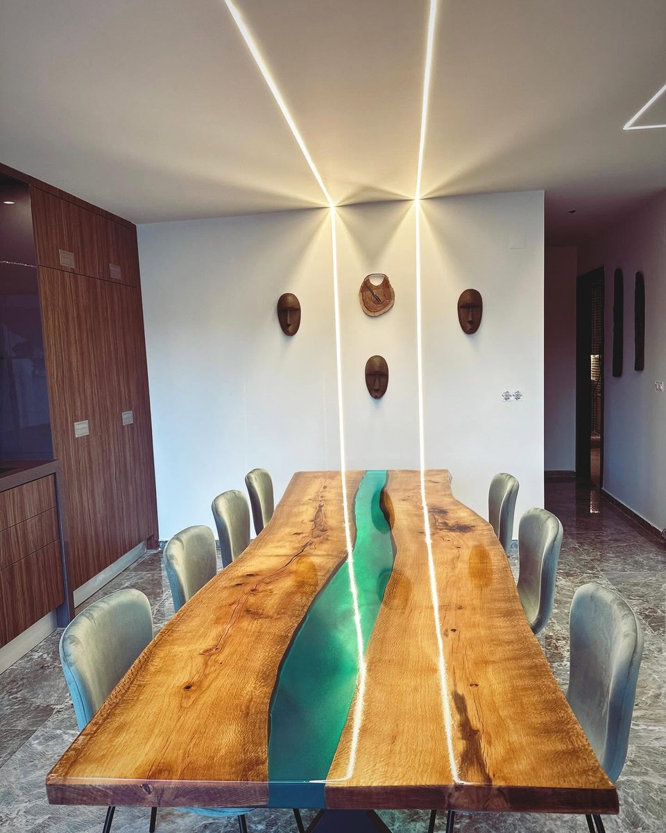 Mesa de rio turquesa em madeira clara — outra vista