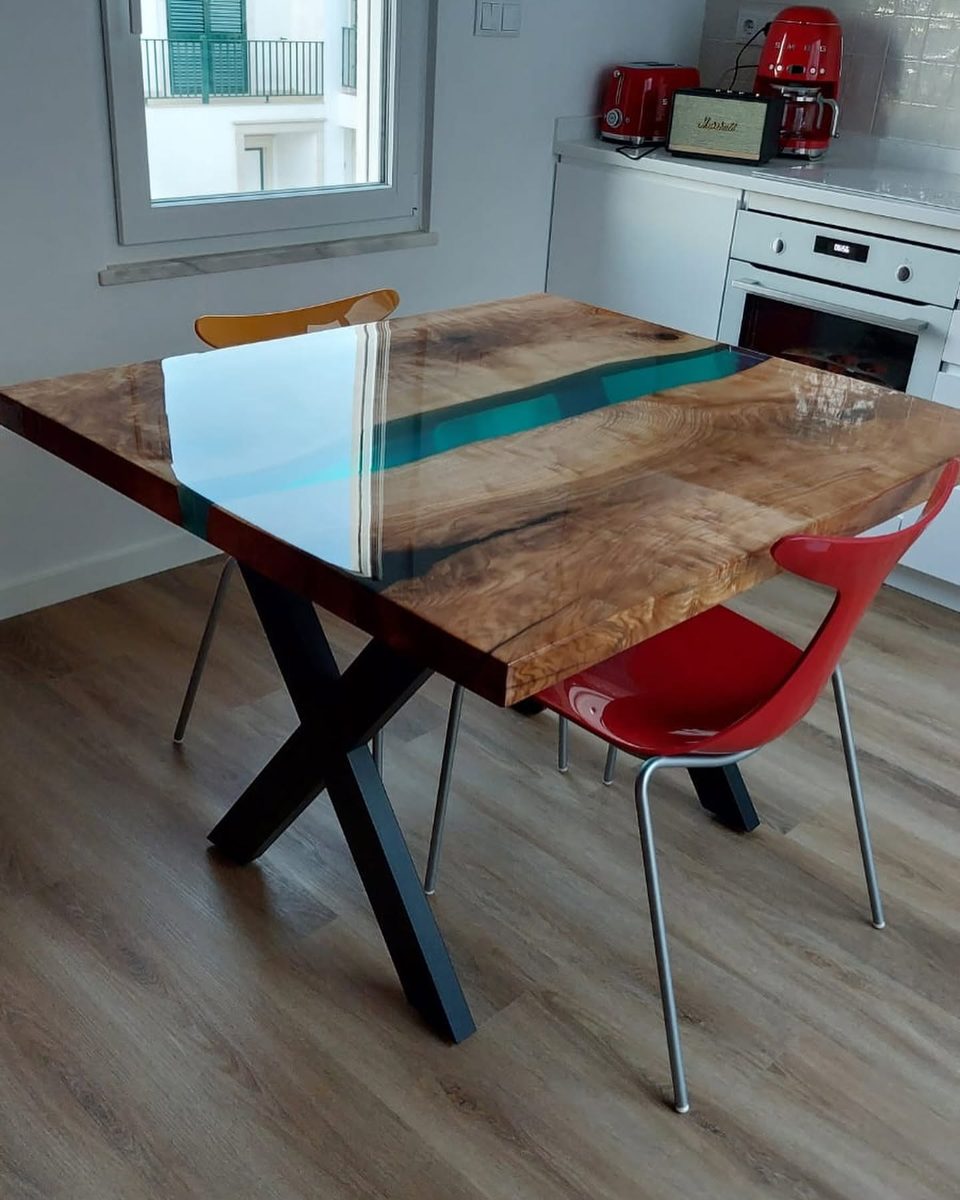 Mesa de jantar com rio verde-azulado — outra vista