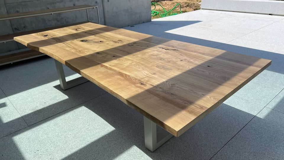 Mesa de jantar de tampo claro — outra vista