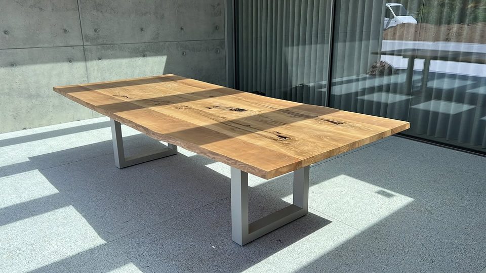 Mesa de jantar de tampo claro — outra vista
